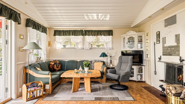 Peis med glassdører slik at du kan se inn i flammene.