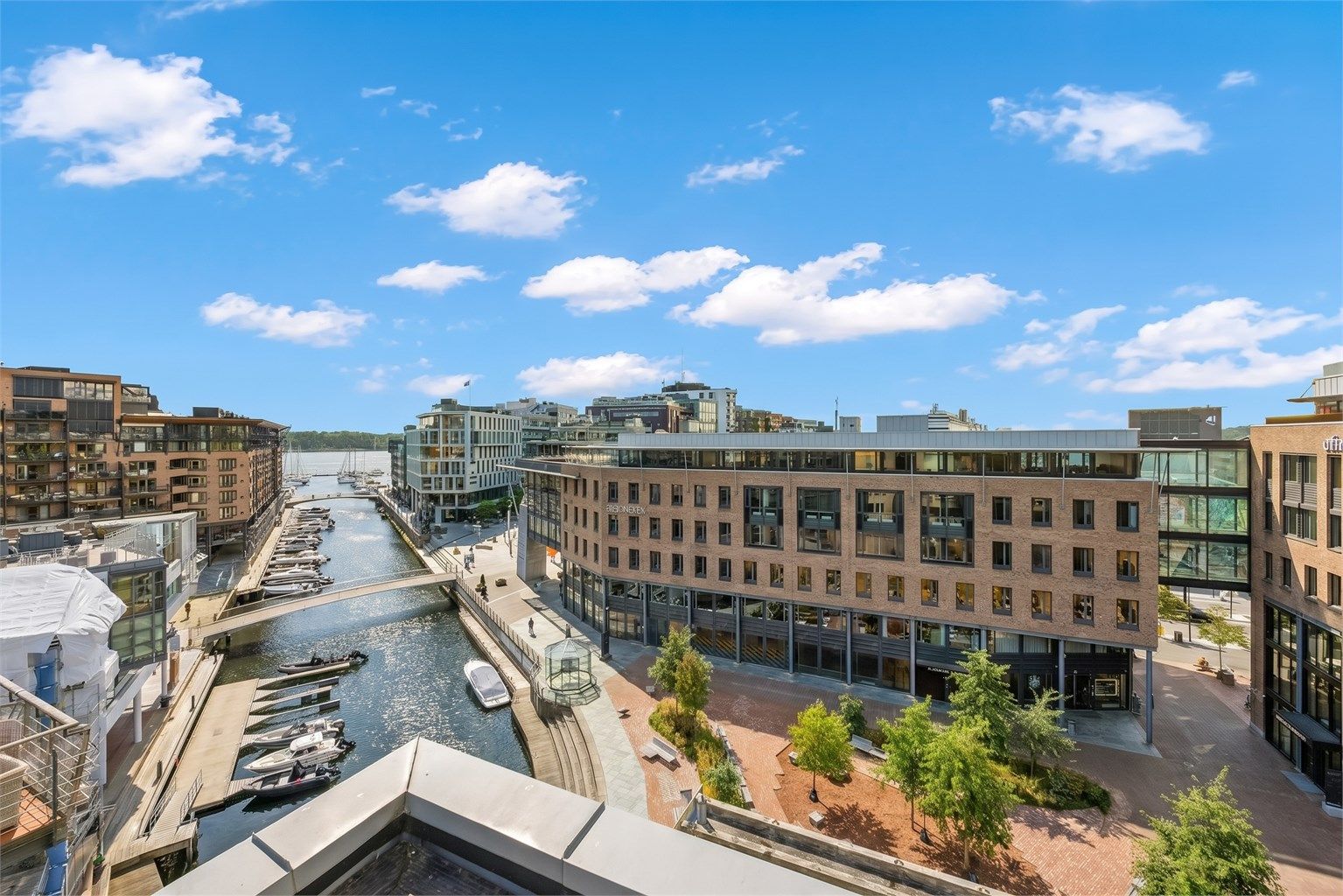 Fra takterrassen er det åpent utsyn mot Tjuvholmen og nærområdet.