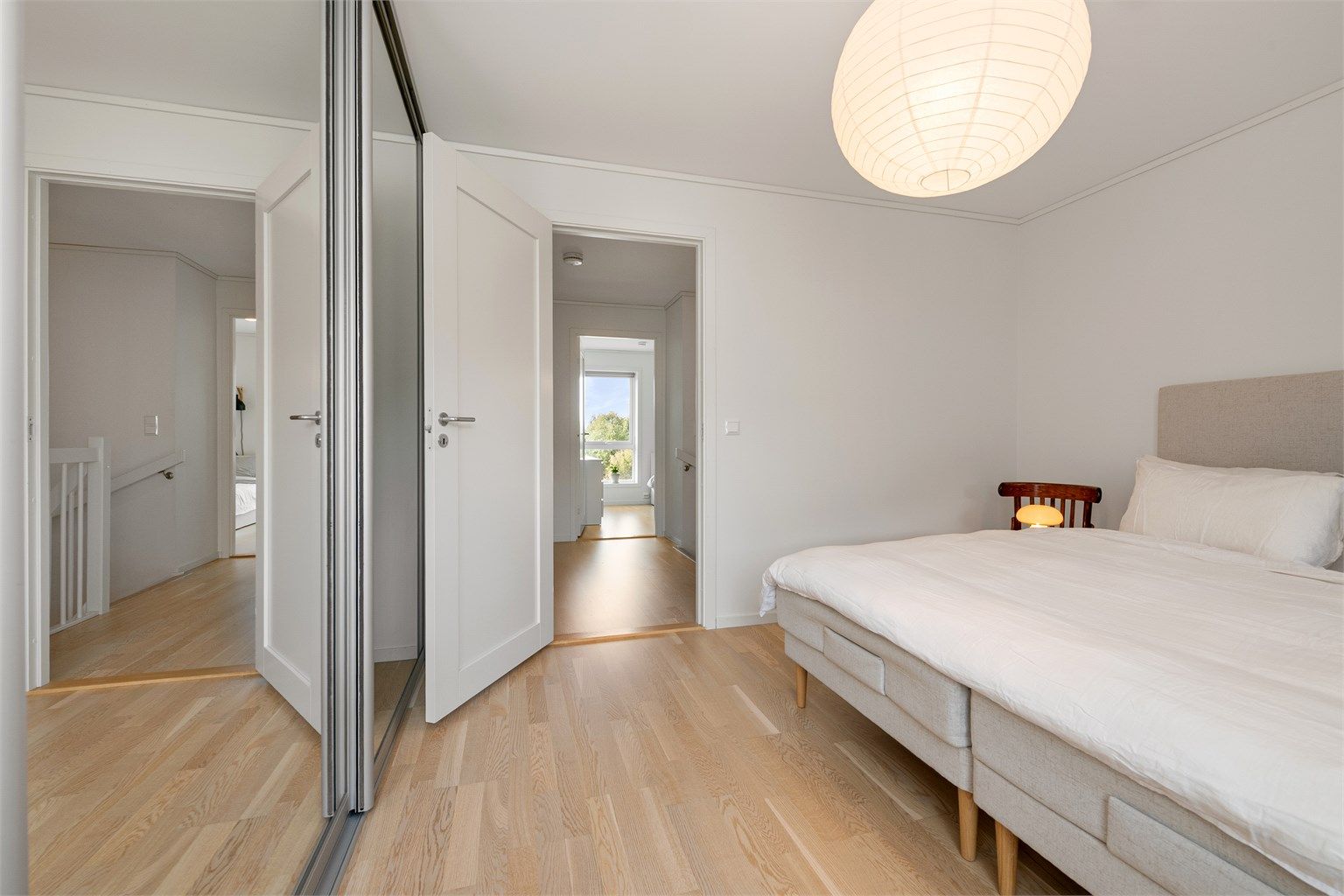 God plass til dobbeltseng og nattbord på hovedsoverommet.