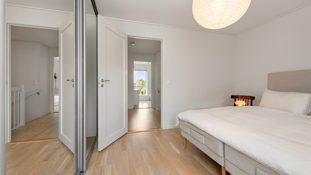 God plass til dobbeltseng og nattbord på hovedsoverommet.