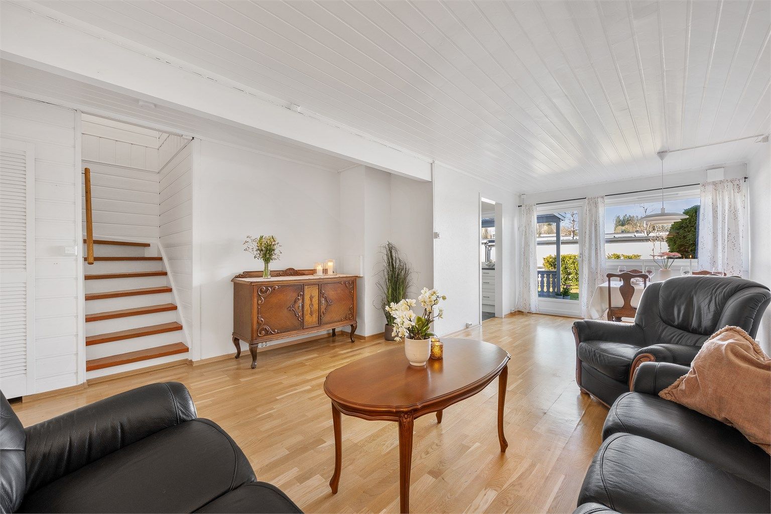 Trappen i stuen fører opp til boligens andre etasje med soverom og bad og en stue til!