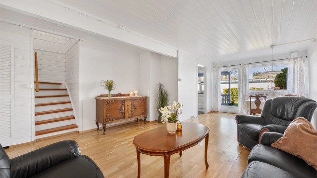 Trappen i stuen fører opp til boligens andre etasje med soverom og bad og en stue til!