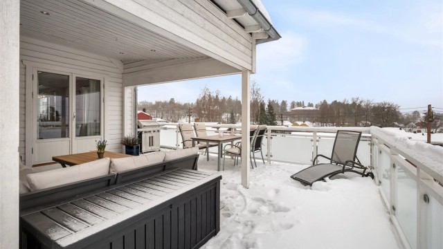 Her er det god plass for både loungegruppe og solsenger.