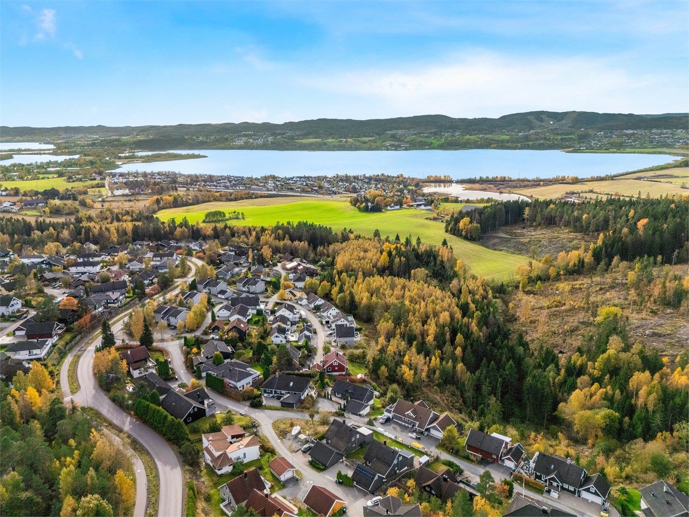 Boligen ligger i et attraktivt og barnevennlig boligområde på Garderåsen i Fetsund, med kort vei til både barnehager, Garderåsen barneskole og Østersund ungdomsskole. 
