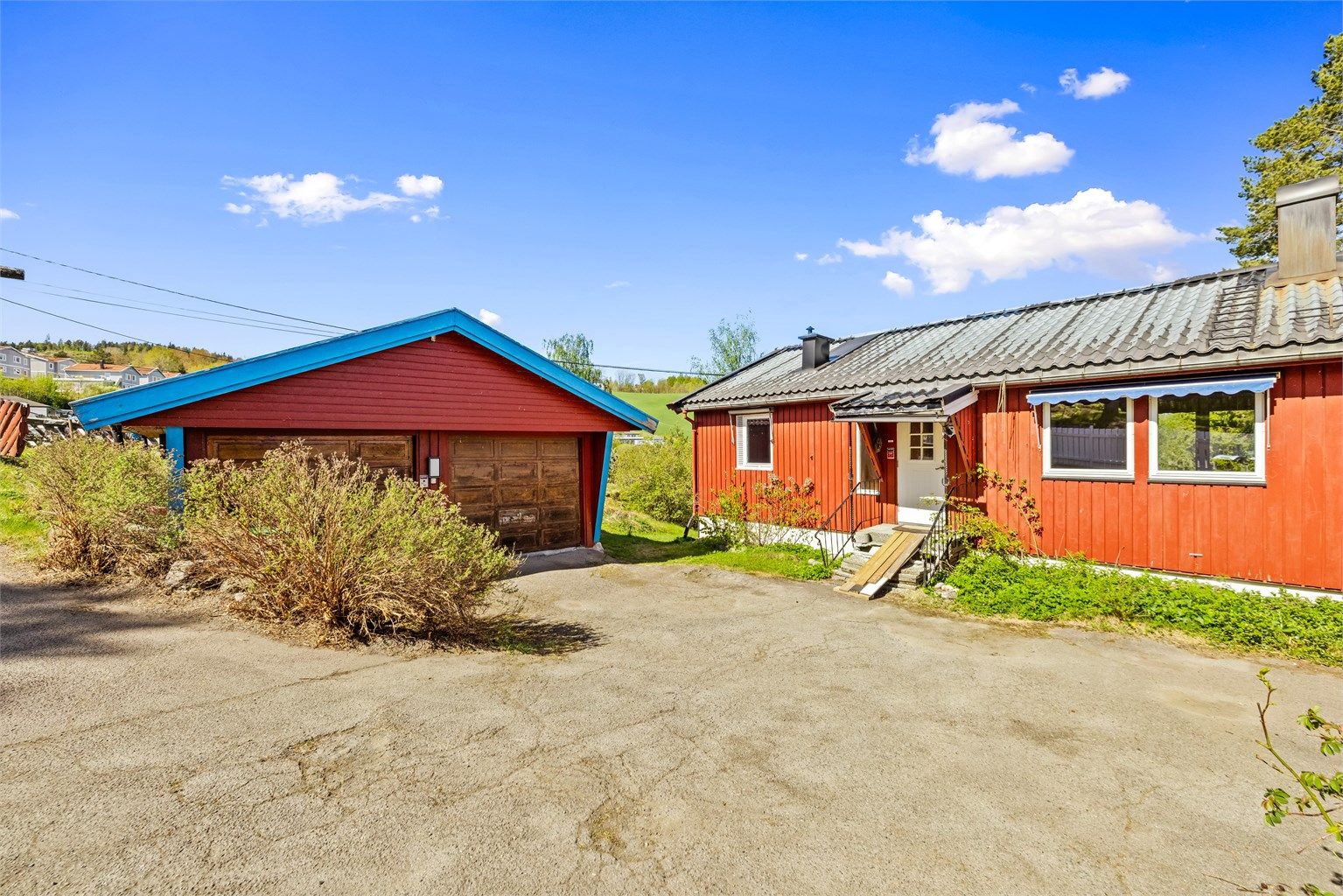 Romslig, frittstående dobbelgarasje på 47 m² oppført i 1990.