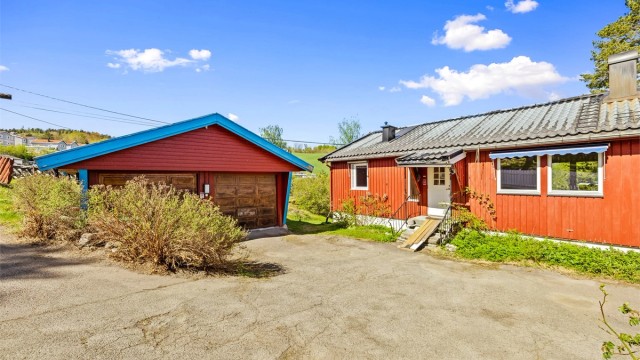 Romslig, frittstående dobbelgarasje på 47 m² oppført i 1990.