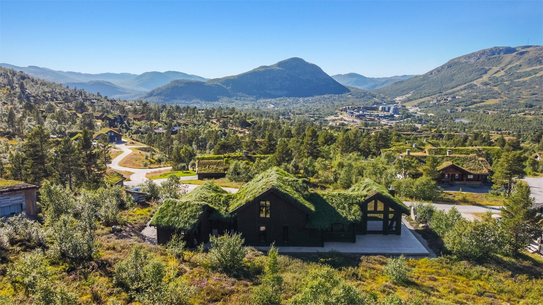 Hytta ligger mot friområde mot øst. Og utsyn over "hele" Hovden mot vest. 