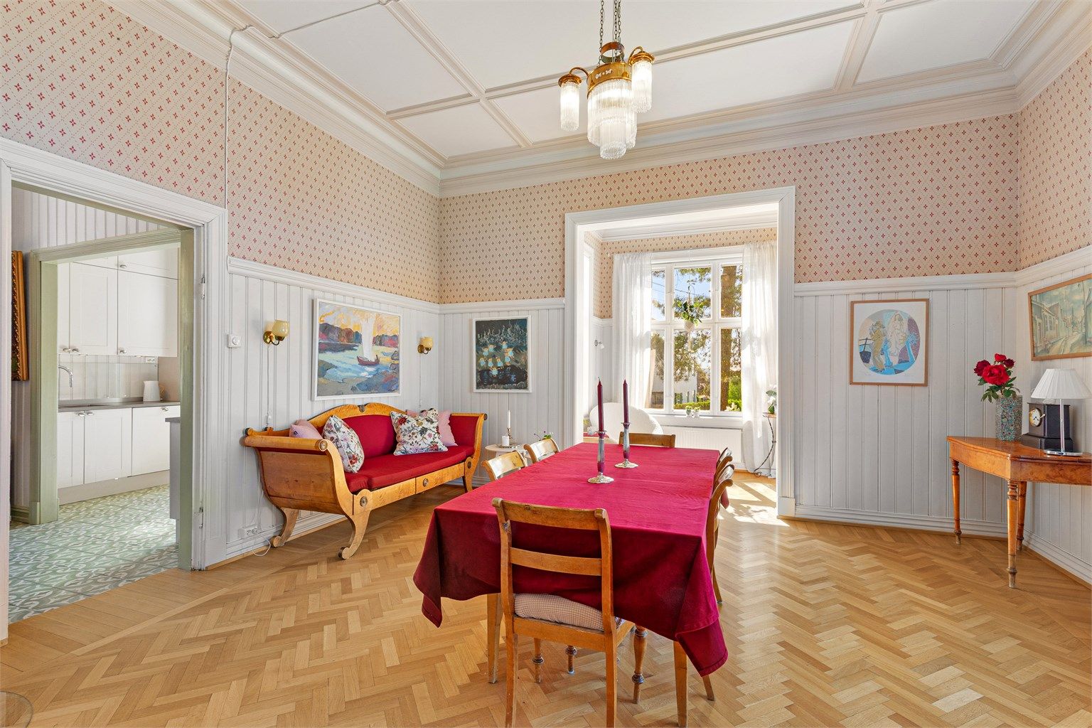 Spisestuen har klassisk fiskebeinsparkett og brystningspanel