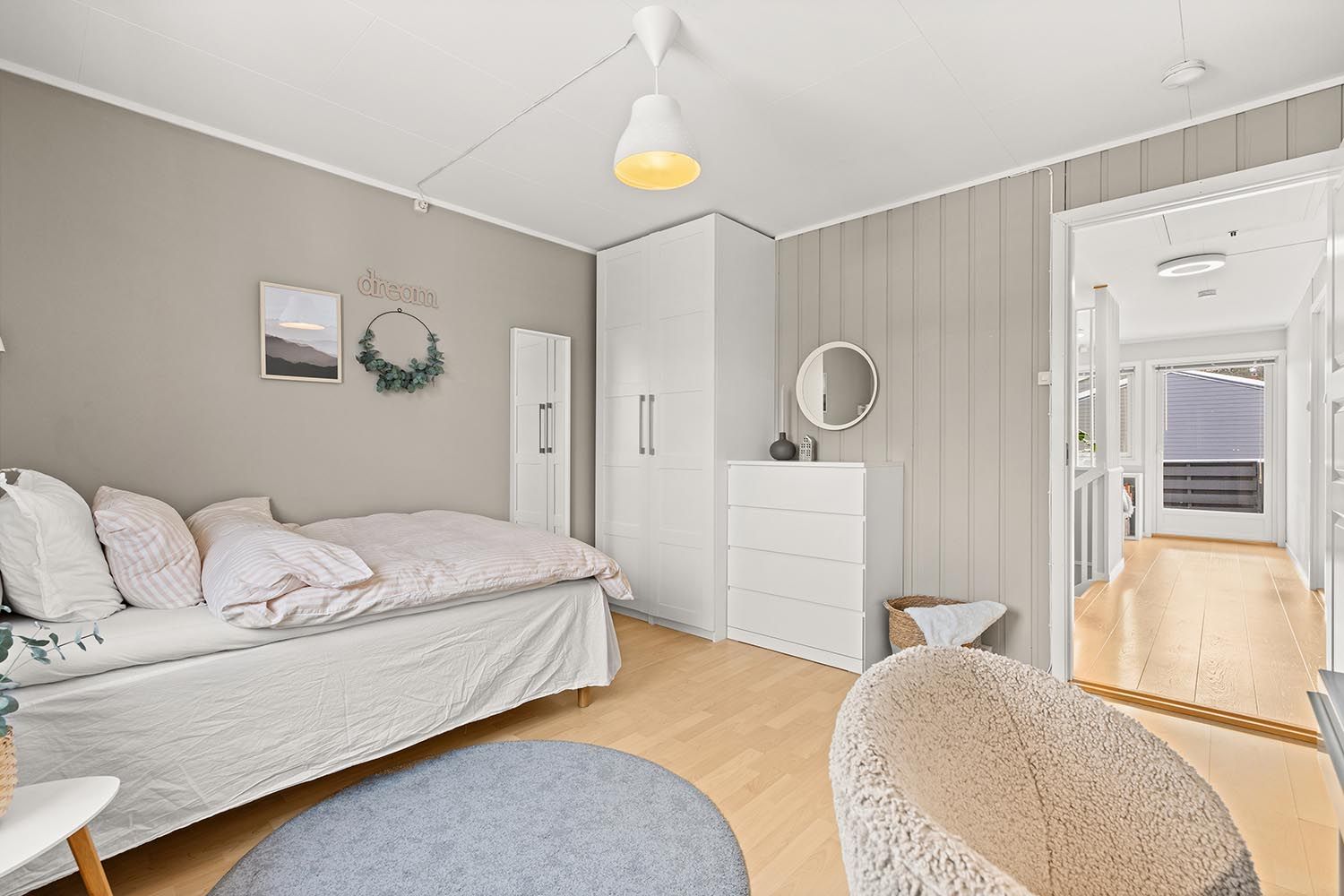 Alle soverommene har gulvflater med parkett og laminat.