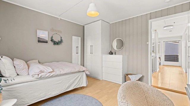 Alle soverommene har gulvflater med parkett og laminat.