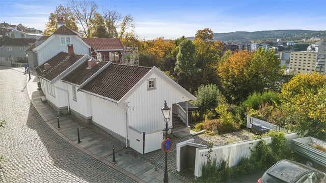 Det karakteristiske tegltaket består av eldre, gjenbrukt teglstein og ble kontrollert av Fanebust AS i 2023. Snøstoppere montert ut mot gate i 2023.