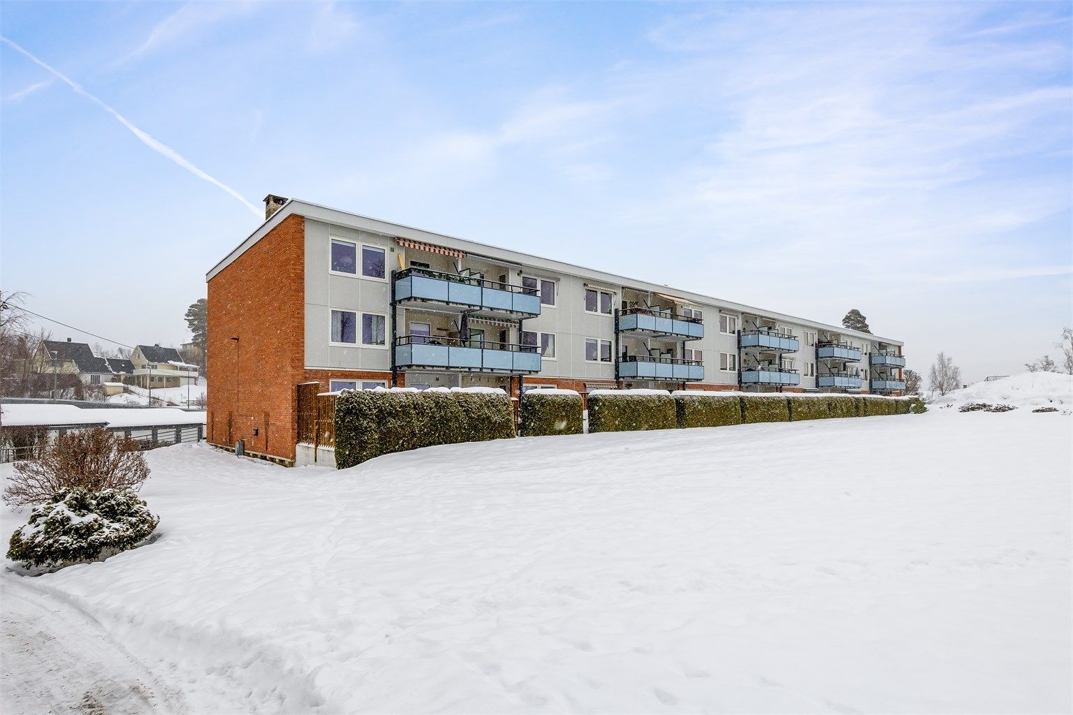 Her bor du tett på naturen med flotte turområder, korte avstander til butikker og servicefasiliteter, samt umiddelbar nærhet til T-banen