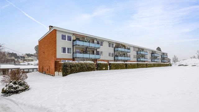 Her bor du tett på naturen med flotte turområder, korte avstander til butikker og servicefasiliteter, samt umiddelbar nærhet til T-banen