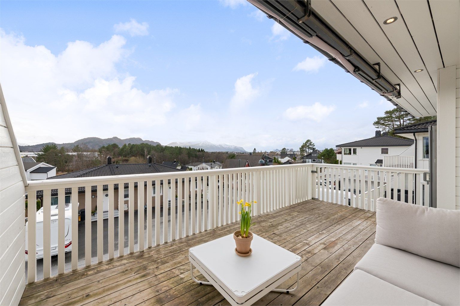 Fra stuen er det utgang til en sydvestvendt balkong på 13 m² med nydelig utsikt