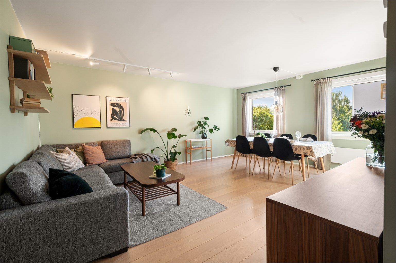 Stuen er romslig og har god plass til både sofagruppe og spisebord. Foto: Peter Futo v/ Cool Pics AS