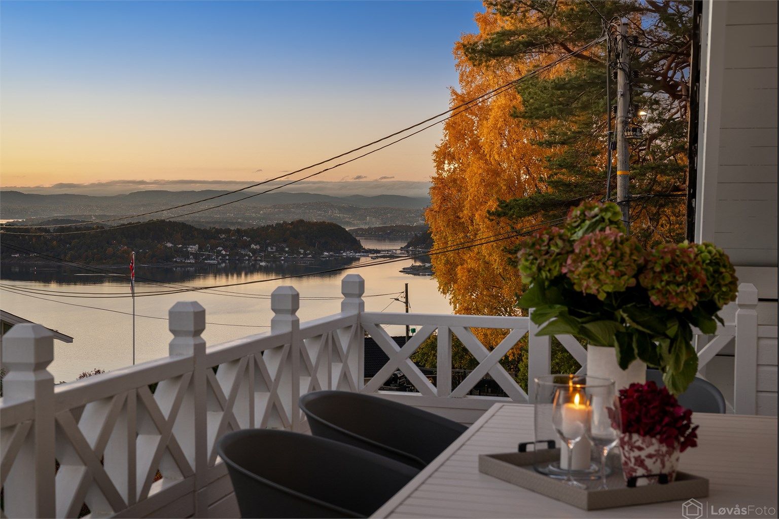 Eiendommen byr på bl.a. fjordutsikt, solrike terrasser, pent opparbeidet tomt, dobbelgarasje og godt med bodplass - Foto: Løvåsfoto