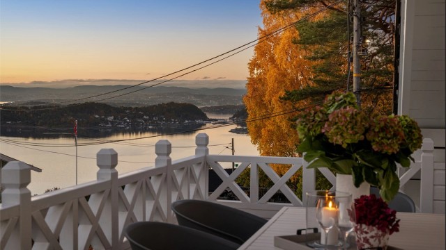 Eiendommen byr på bl.a. fjordutsikt, solrike terrasser, pent opparbeidet tomt, dobbelgarasje og godt med bodplass - Foto: Løvåsfoto