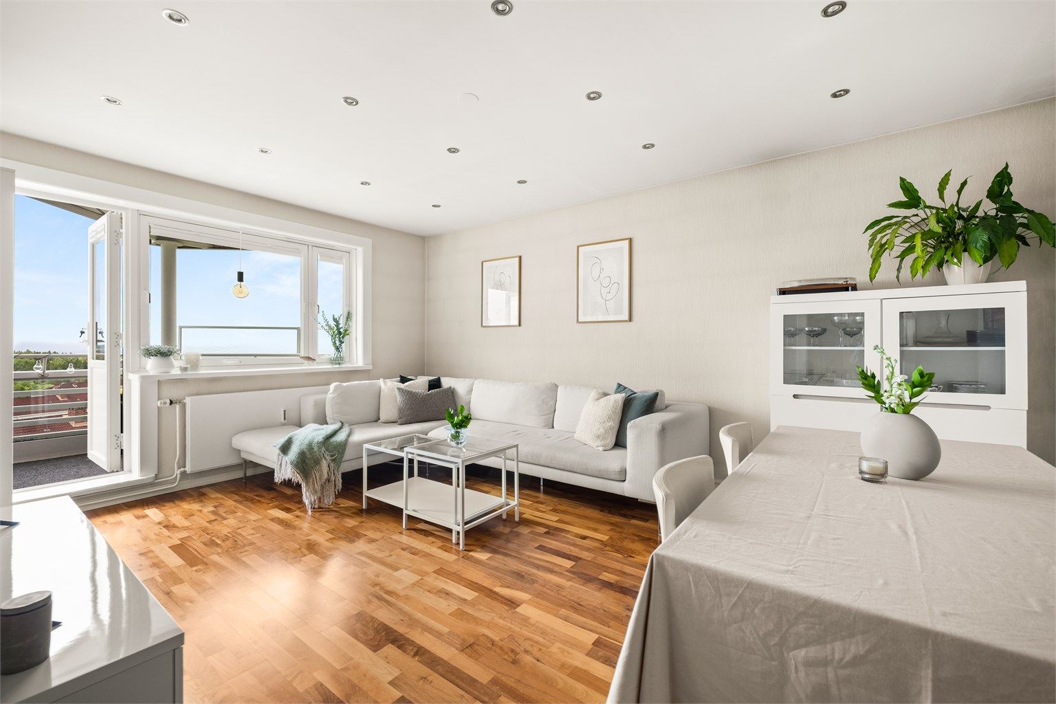 Stuen har plass til både en romslig sofagruppe og spisebord.