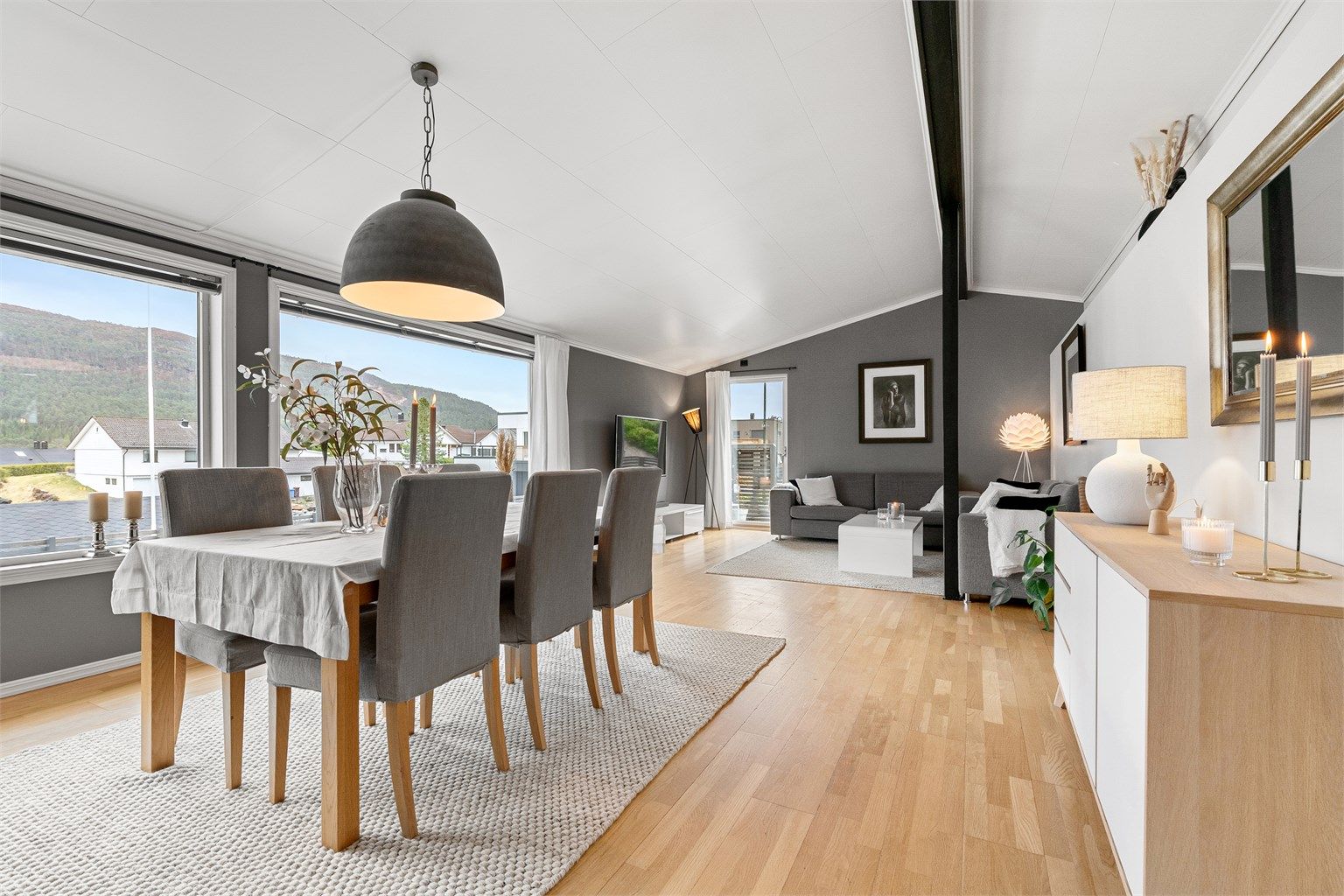 Stue med lyse overflater og godt med lysinnslipp fra store vindusflater mot syd. Åpen himling og god takhøyde 