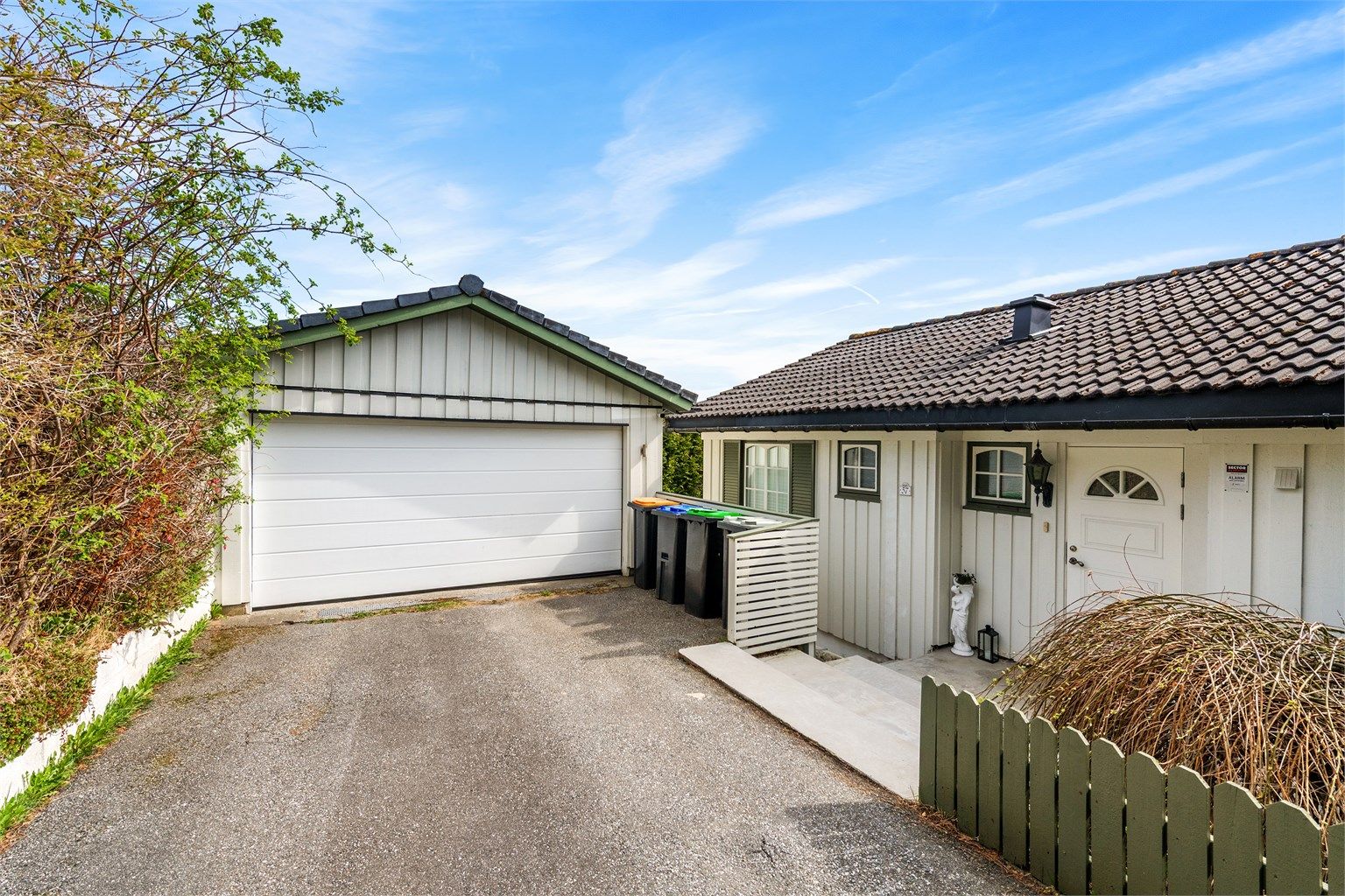 Praktisk adkomst til boligen via overbygget inngangsparti ved siden av garasjen.