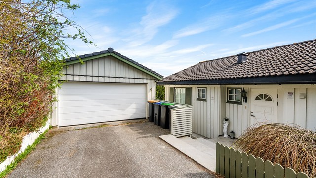 Praktisk adkomst til boligen via overbygget inngangsparti ved siden av garasjen.