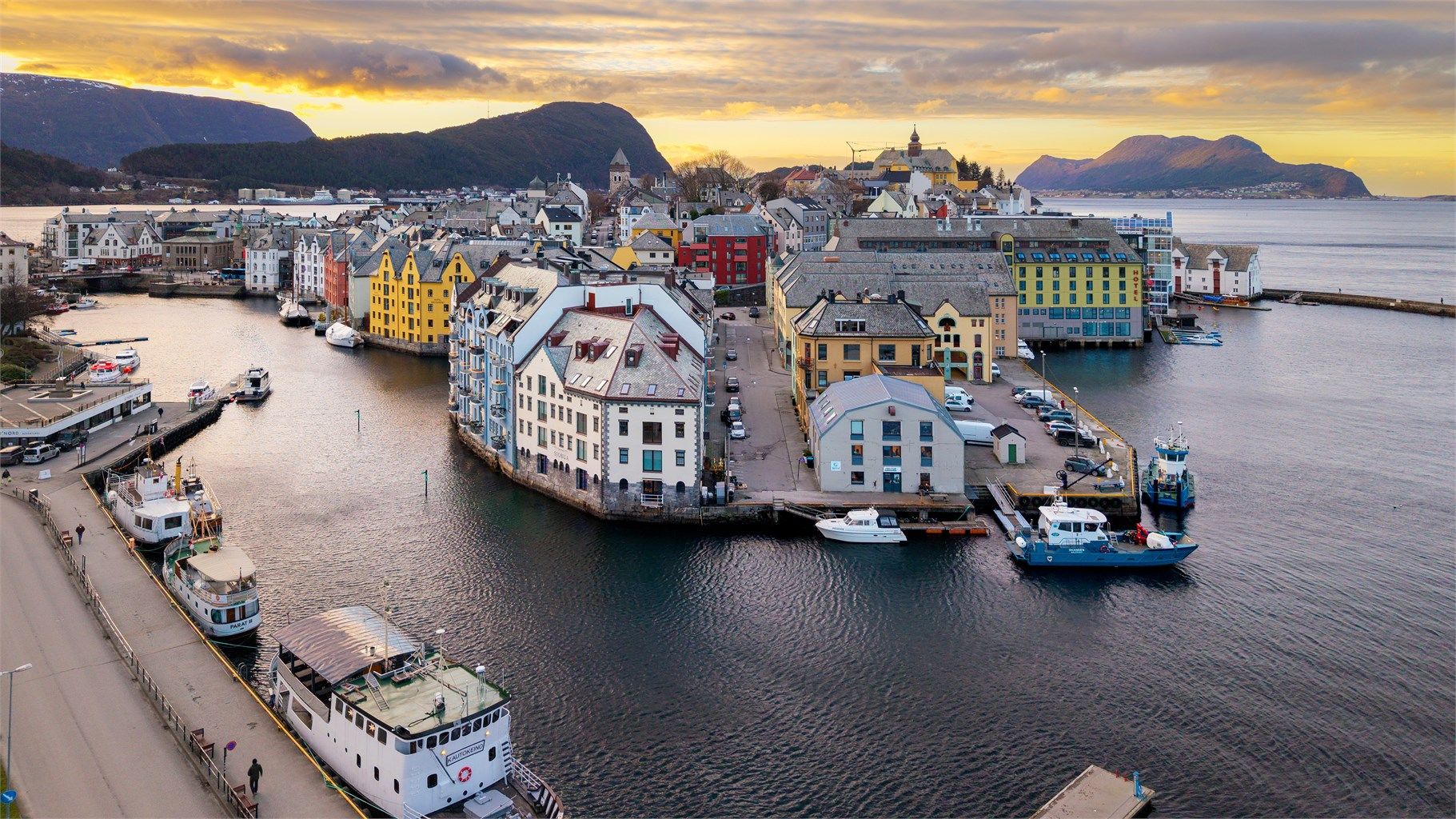 Her bor du med utsikt mot byens tak, fjellene og havet
