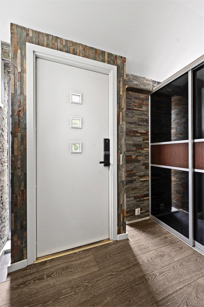 Gang 1. etasje med skyvedørsgarderobe