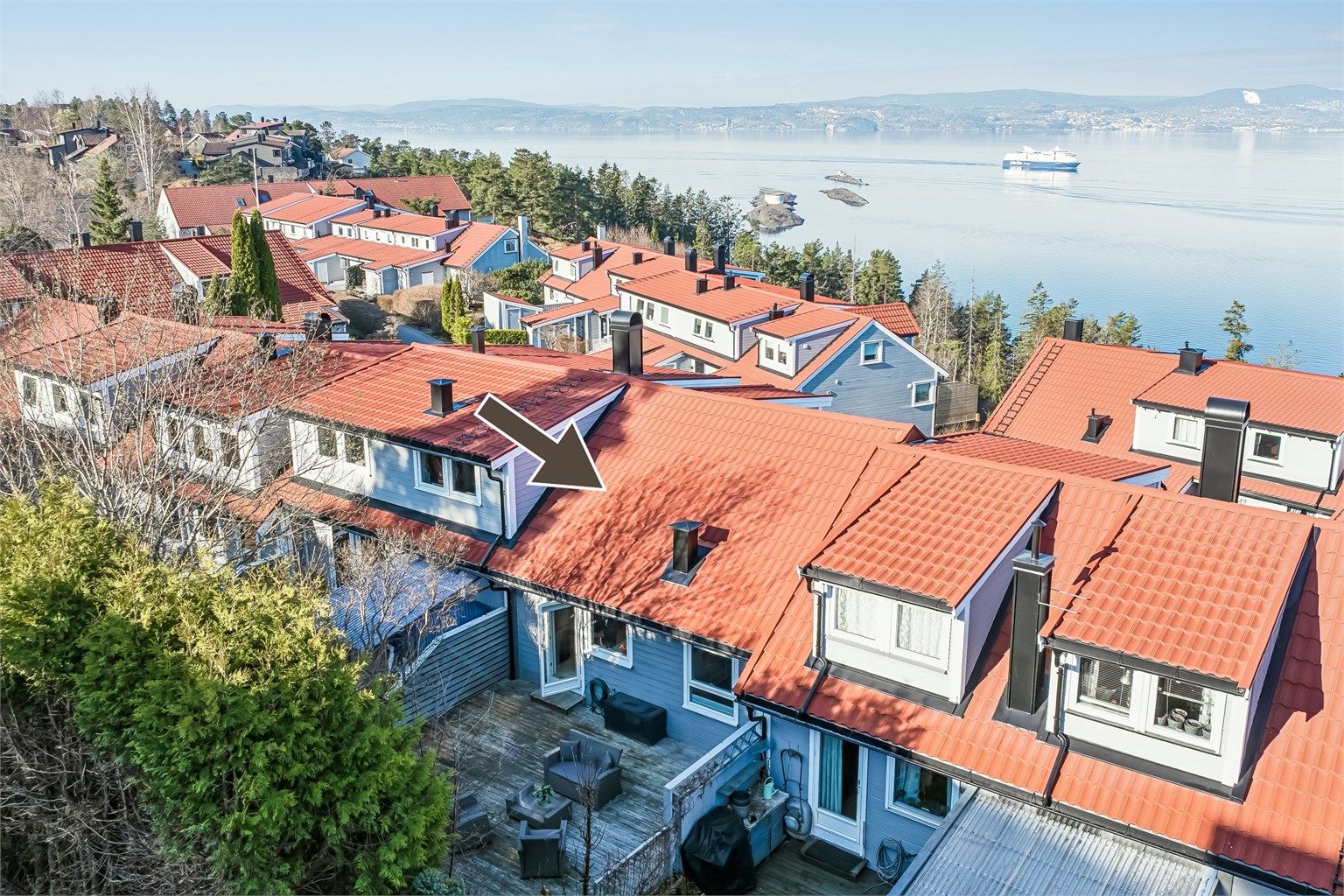 Beliggende i meget populært og barnevennlig boområde med gangavstand til bl.a. skoler, dagligvareforretninger, off. komm og marka. Foto: Per O. Skjellnan v/Efkt