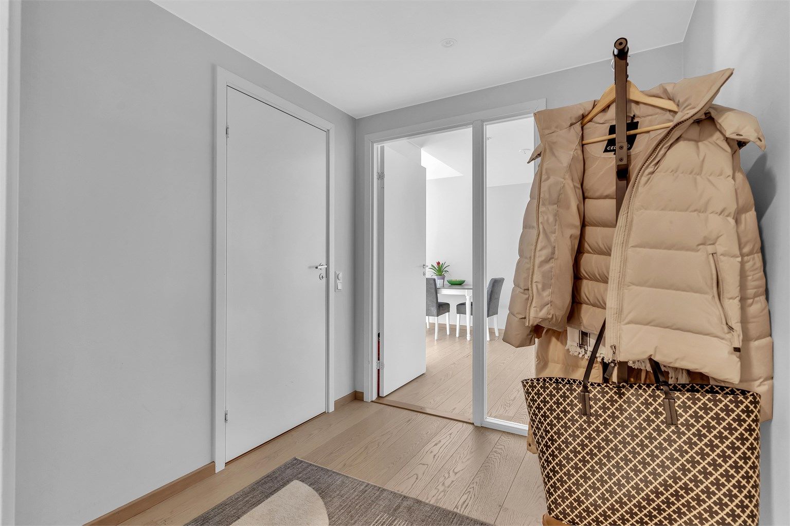 Romslig gang med gode lysforhold