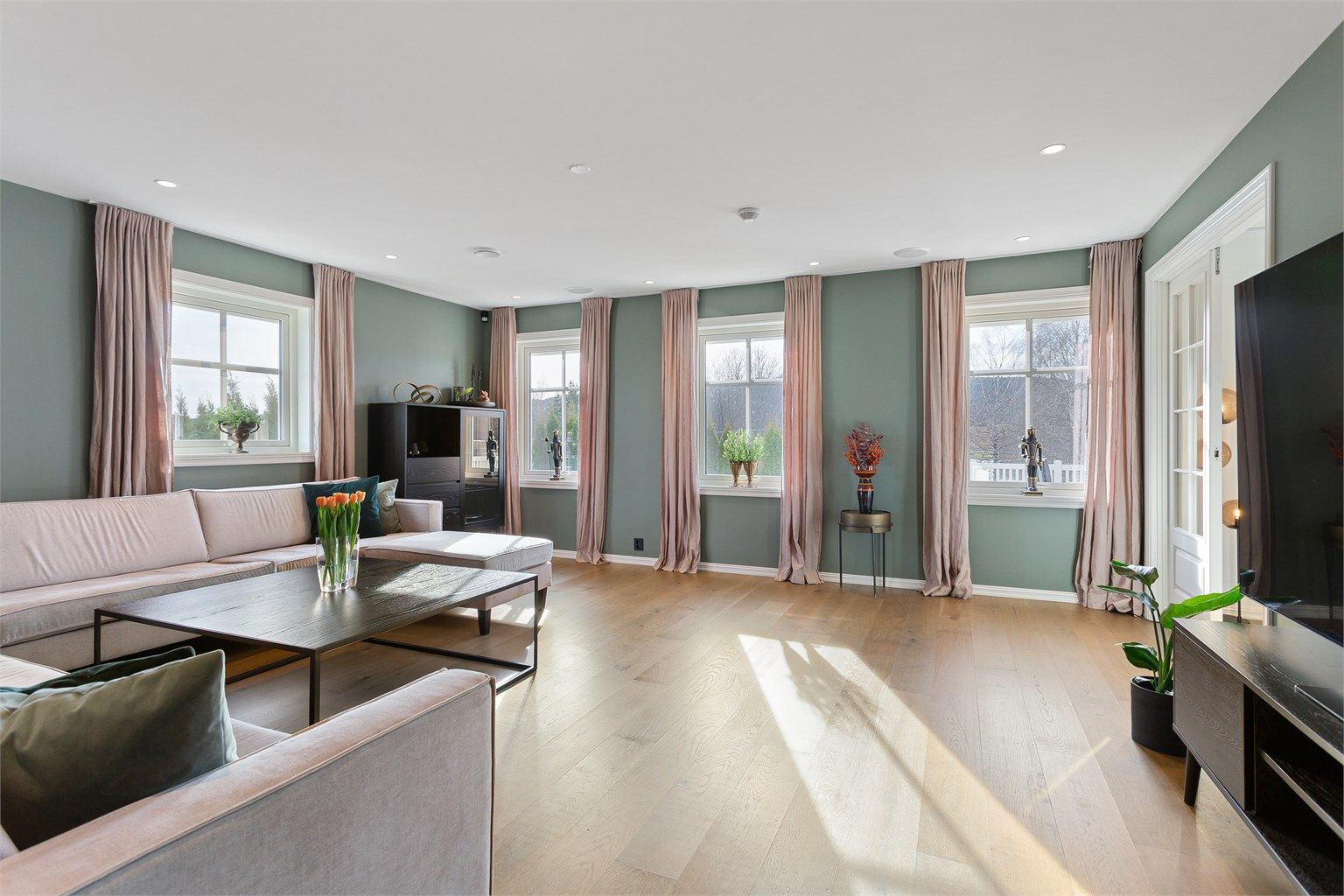 Lys stue med sofaområde