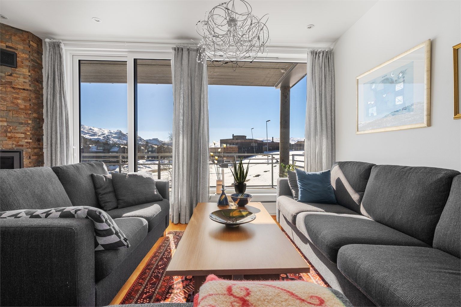 Store vindusflater som slipper inn fint lys og utsikt. Utgang til balkong 