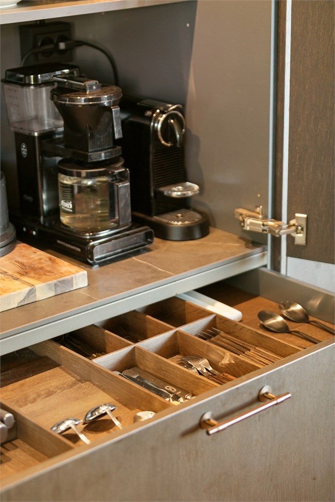Praktisk innredet kjøkkenskap med plass til kaffemaskin og skuff med innlegg. Den perfekte løsning for kaffeglade!