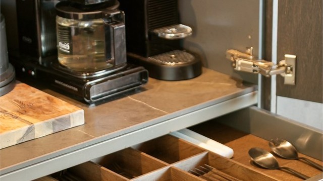 Praktisk innredet kjøkkenskap med plass til kaffemaskin og skuff med innlegg. Den perfekte løsning for kaffeglade!