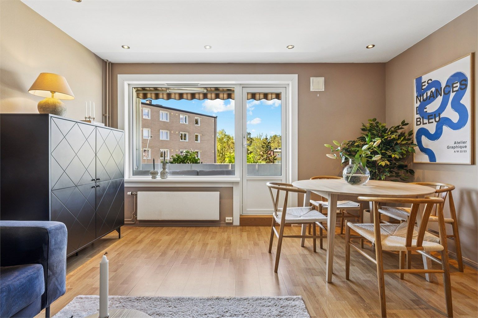 De store vindusflatene og balkongdøren, skiftet i 2019, slipper inn rikelig med dagslys.