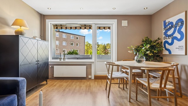De store vindusflatene og balkongdøren, skiftet i 2019, slipper inn rikelig med dagslys.