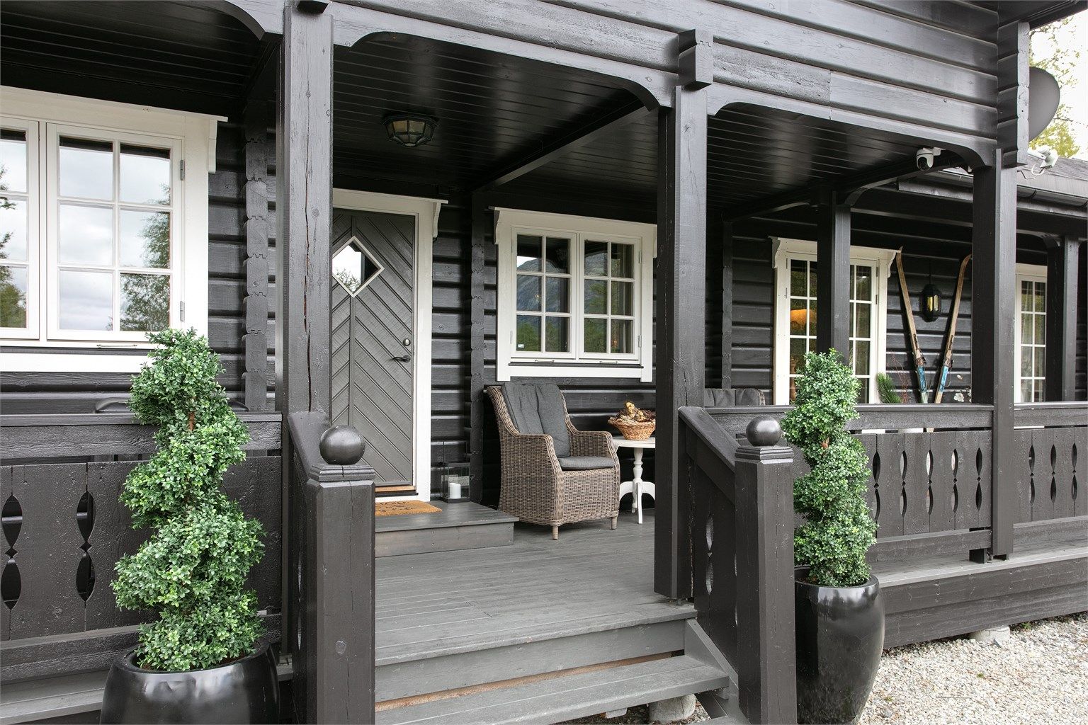 Inngangsparti og overbygd treterrasse mot syd