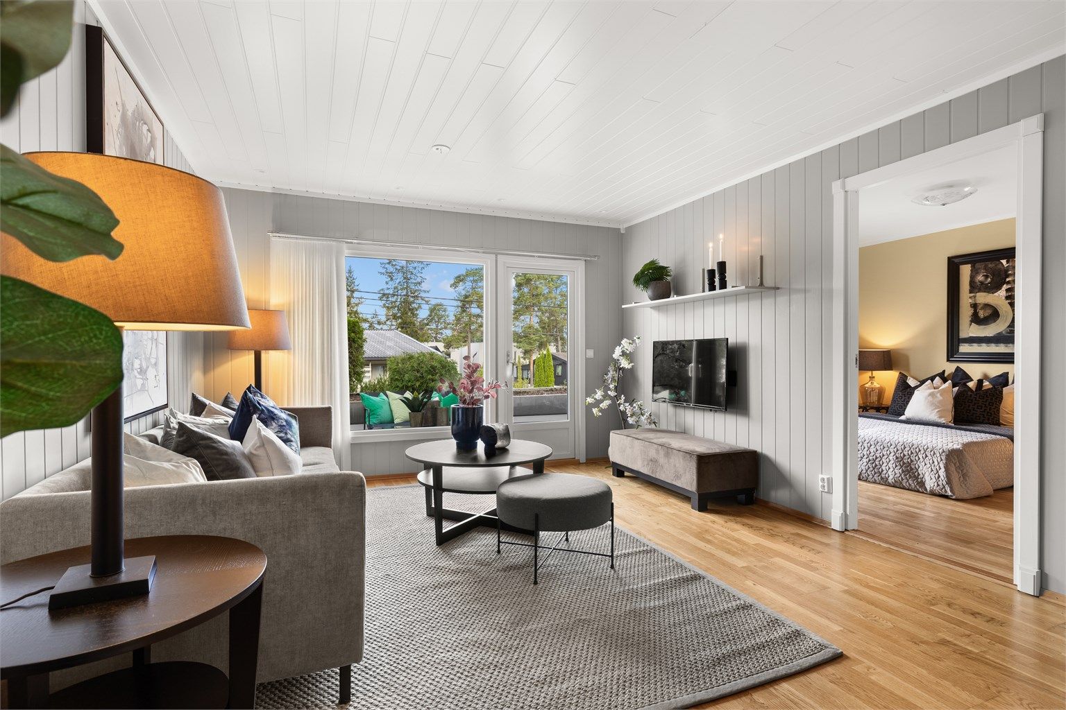  De store vindusflatene som dekker store deler av den vestvendte veggen gir særdeles godt med lys.