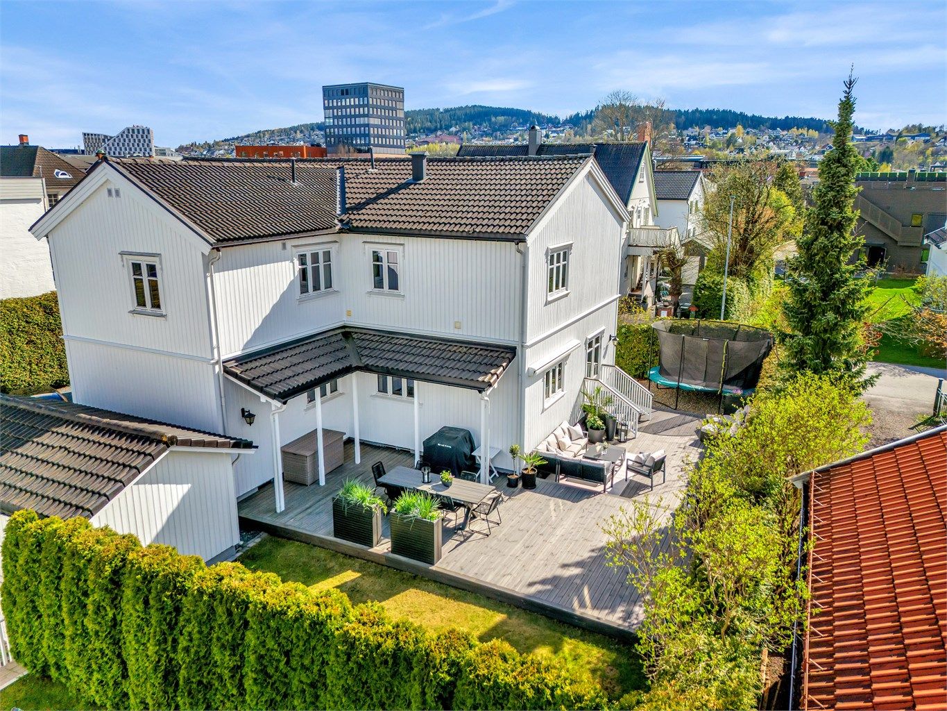 Eiendomsmegler Krogsveen v/ Vegard Gran-Andersen ønsker deg velkommen til Torvgata 27B, et perfekt familiehus med gjennomgående moderne og innbydende farge/-materialvalg.