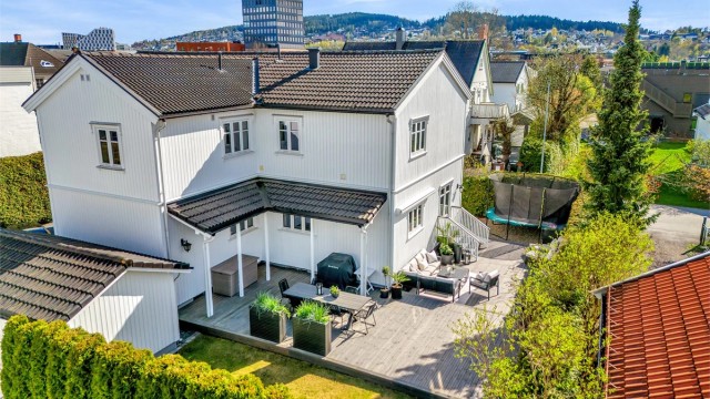 Eiendomsmegler Krogsveen v/ Vegard Gran-Andersen ønsker deg velkommen til Torvgata 27B, et perfekt familiehus med gjennomgående moderne og innbydende farge/-materialvalg.