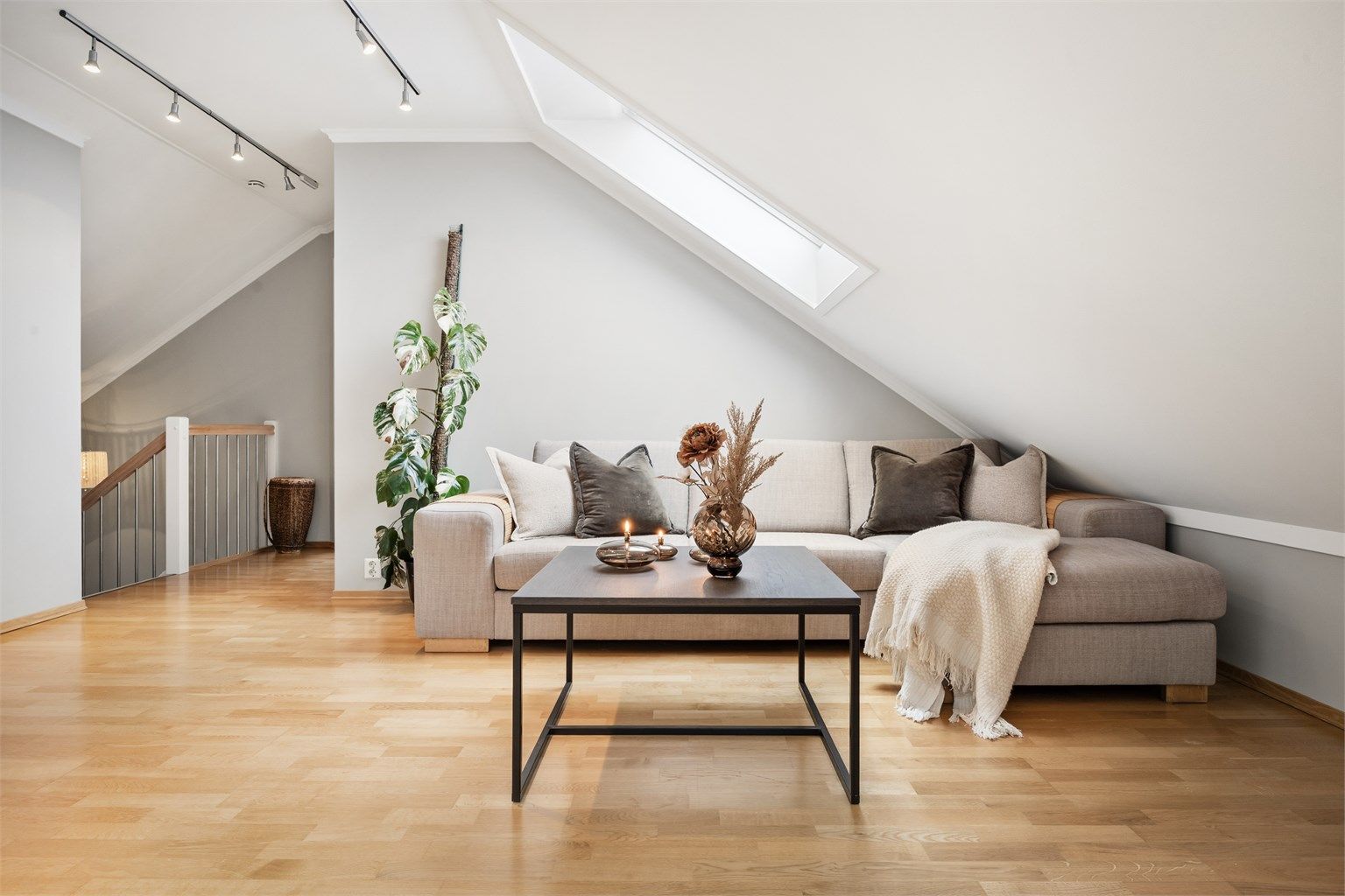 2.etasje inneholder en praktisk loftstue, 2 soverom, fullverdig bad og en bod.