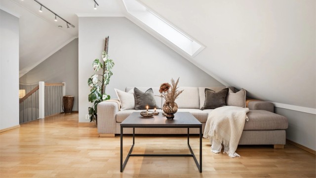 2.etasje inneholder en praktisk loftstue, 2 soverom, fullverdig bad og en bod.