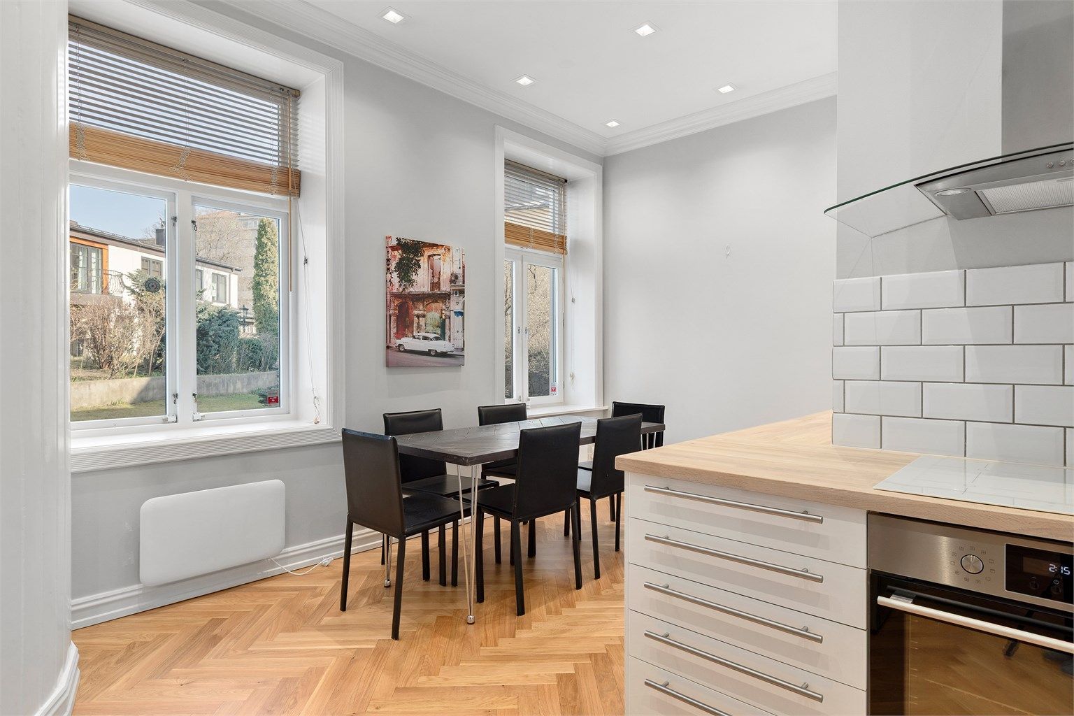 Innbydende kjøkken med plass til spisebord. 