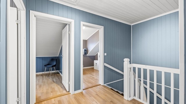 Gang i loftsetasjen som gir adkomst til etasjens fire soverom og bad.