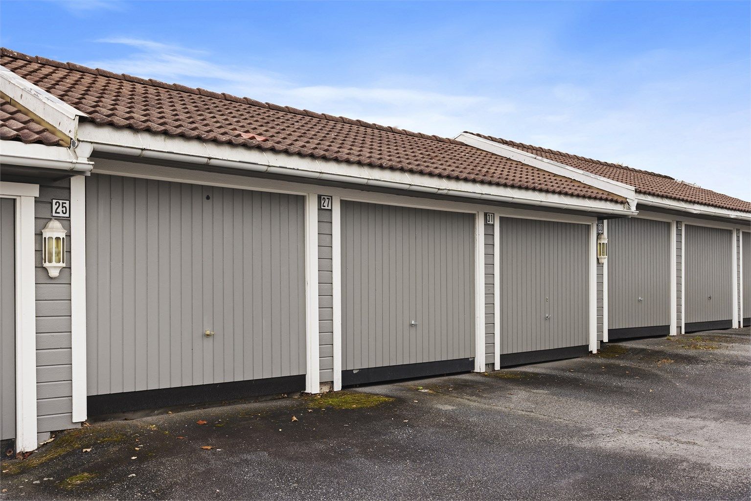 Boligen disponerer også en parkeringsplass i felles garasjeanlegg med plass nr. 27.