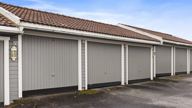 Boligen disponerer også en parkeringsplass i felles garasjeanlegg med plass nr. 27.