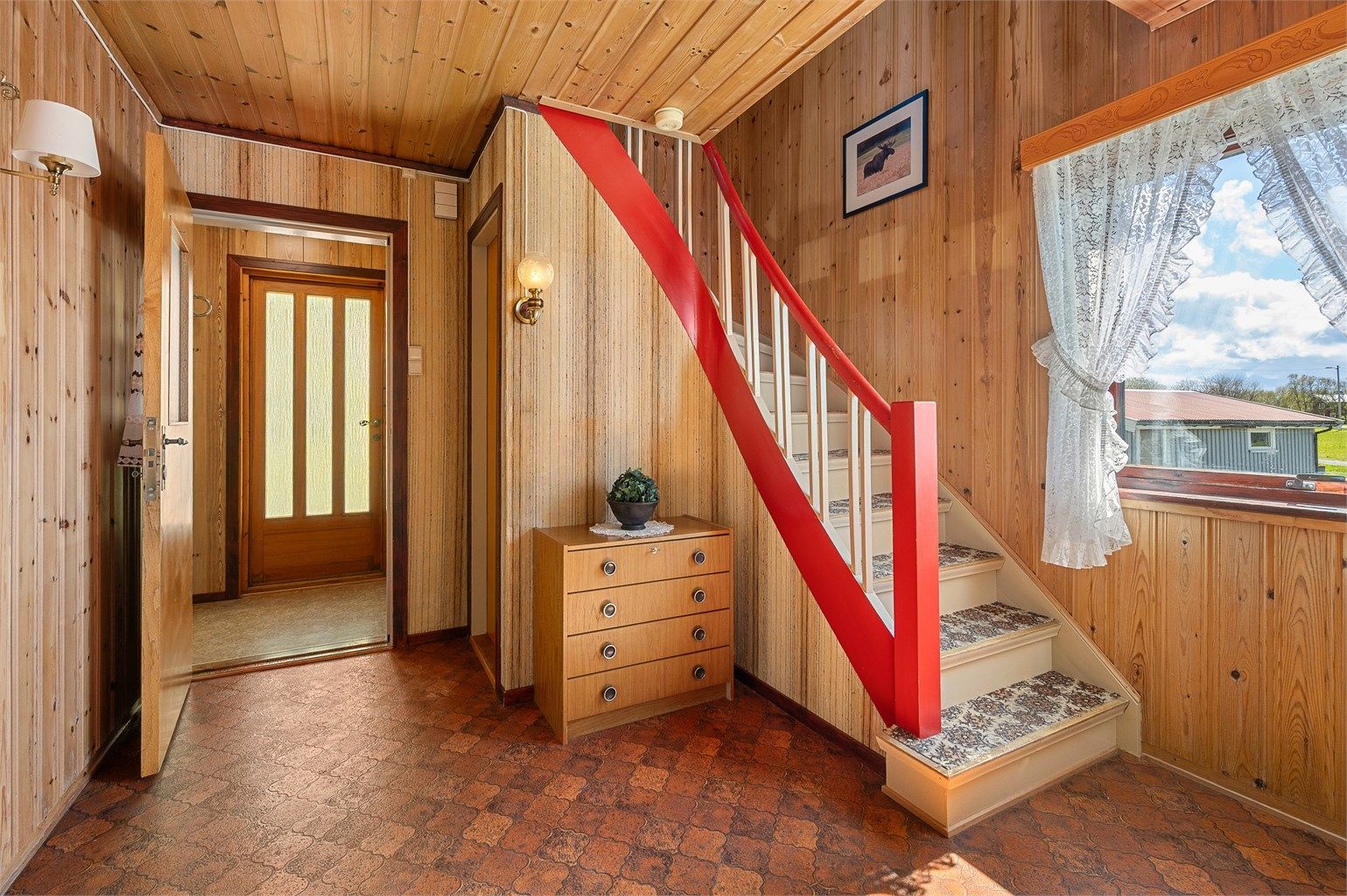 Velkommen inn! Romslig gang med naturlig lysinnslipp og praktisk planløsning.