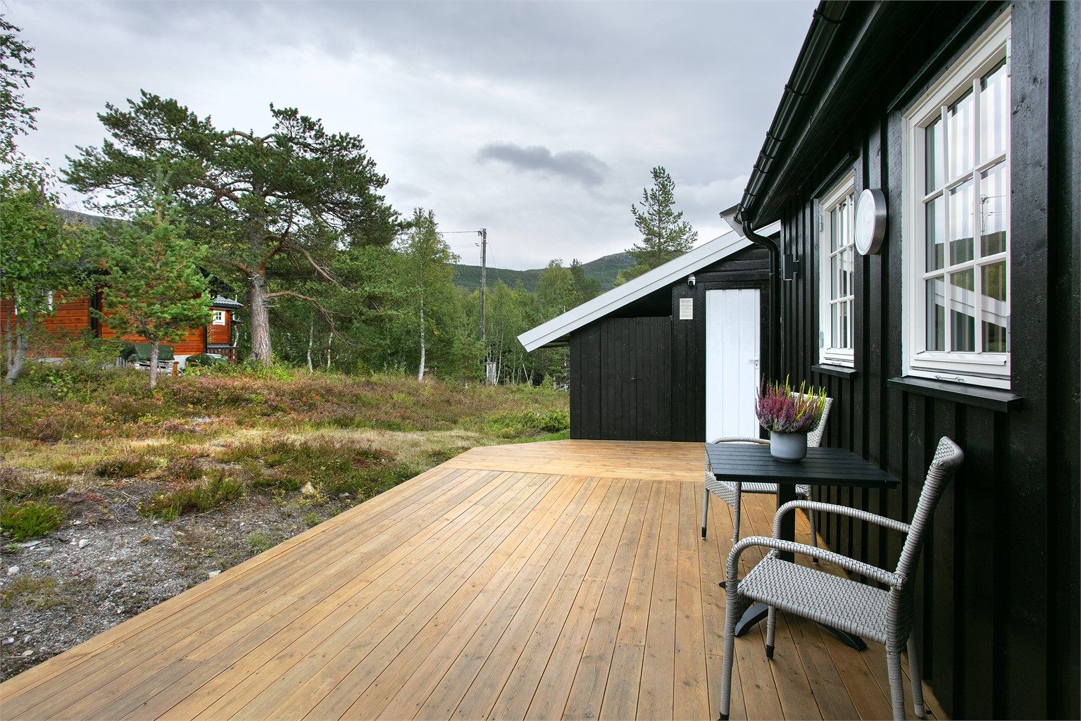 Uteplassen glir sømløst over i den omkringliggende fjellnaturen.