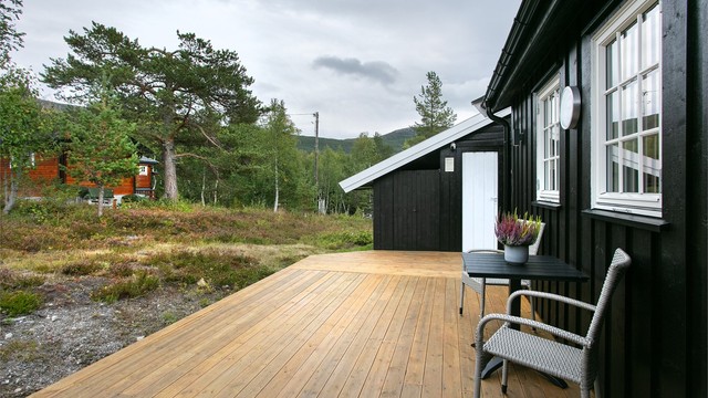 Uteplassen glir sømløst over i den omkringliggende fjellnaturen.