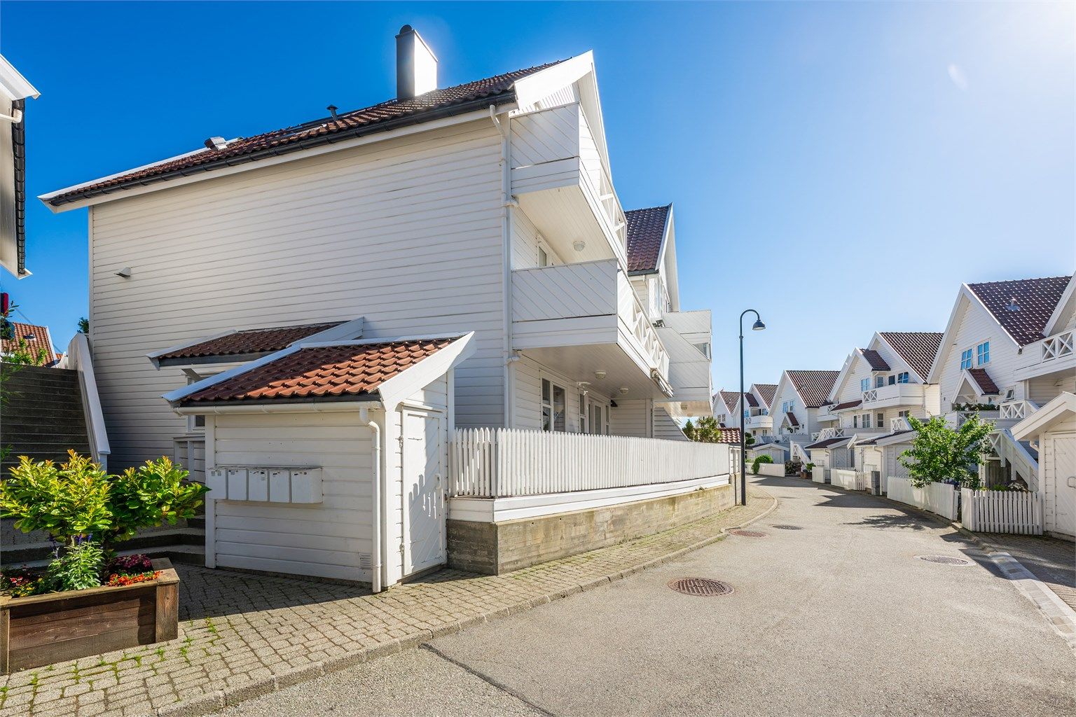 Leiligheten ligger i høy 1.etg. Det er bilfritt og stille i gatene. 