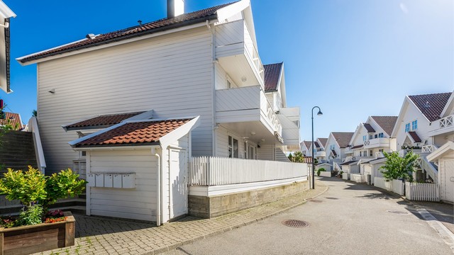Leiligheten ligger i høy 1.etg. Det er bilfritt og stille i gatene.